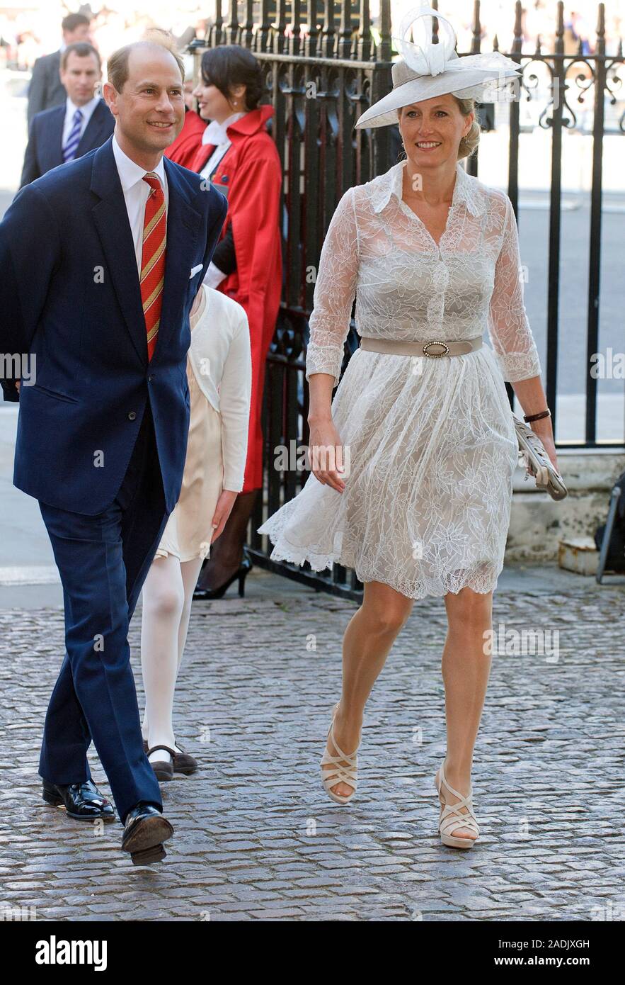 Prince Edward, moglie Sophie Wessex e figlia Lady Louise Windsor unire H.M. La regina che arrivano a Westminster Abbey per una cerimonia per commemorare il sessantesimo anniversario della sua incoronazione nel 1953. Accompagnata dal Duca di Edimburgo, il principe Carlo e la duchessa di Cornovaglia, il Duca e la Duchessa di Cambridge e gli altri membri della famiglia reale Giugno 2013. Foto Stock