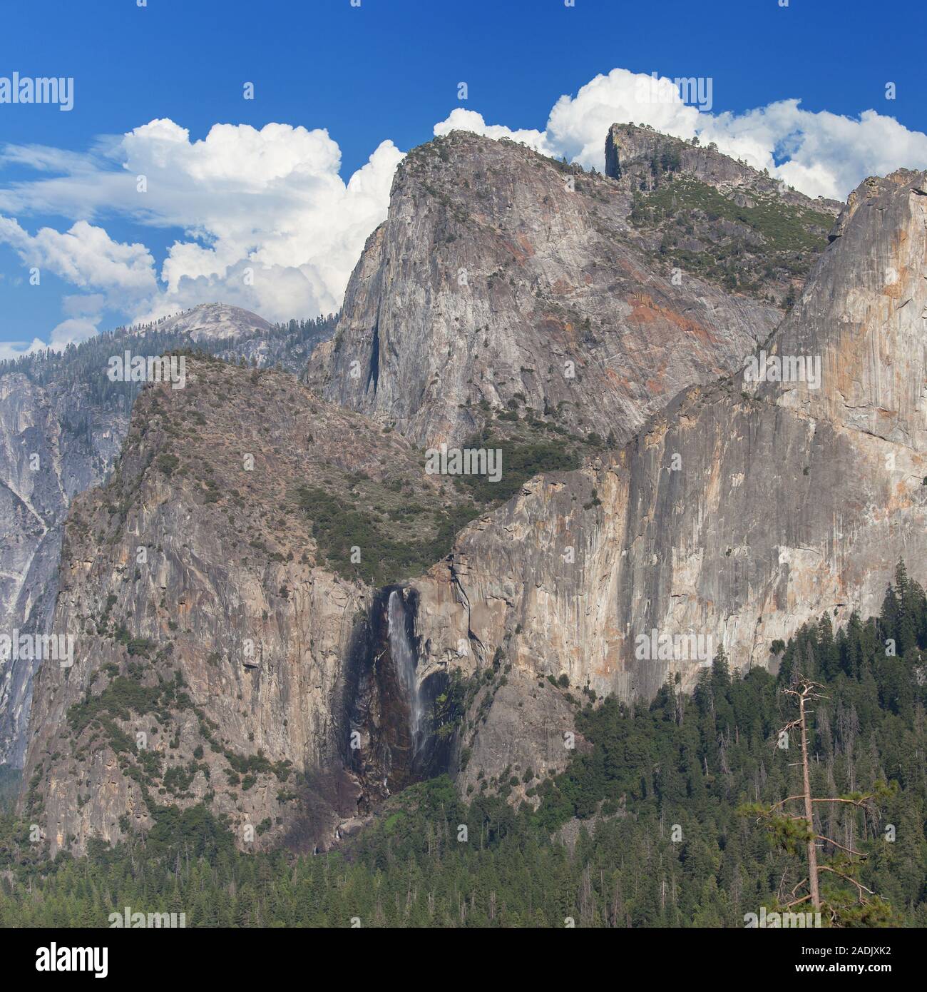 Cathedral Rocks dalla vista di tunnel, Yosemite National Park, California, Stati Uniti d'America. Foto Stock