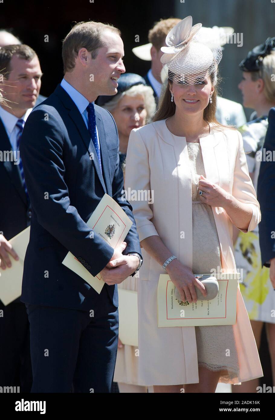 H.M. La regina che arrivano a Westminster Abbey per una cerimonia per commemorare il sessantesimo anniversario della sua incoronazione nel 1953. Accompagnata dal Duca di Edimburgo, il principe Carlo e la duchessa di Cornovaglia, il Duca e la Duchessa di Cambridge, il principe Harry e altri membri della famiglia reale Giugno 2013. Foto Stock