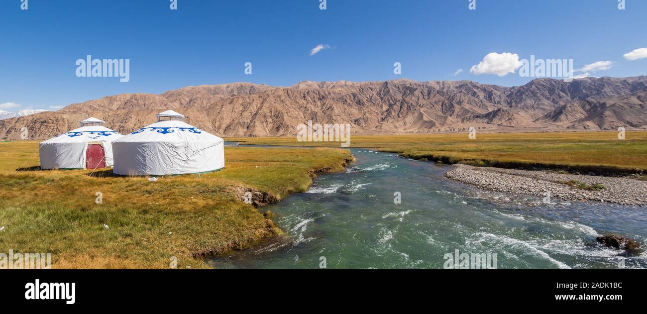 Ultima città prima del confine con il Pakistan, Tashkurgan è una città moderna che presenta ancora un anima nomade. Qui nella foto un esempio di yurtas Foto Stock