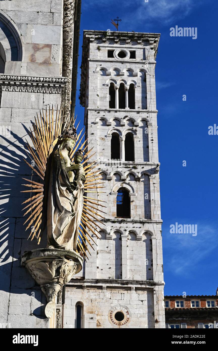 Lucca è una delle più belle città della Toscana, con le sue chiese, le sue torri, i suoi vicoli, questa città offre al visitatore grandi emozioni Foto Stock