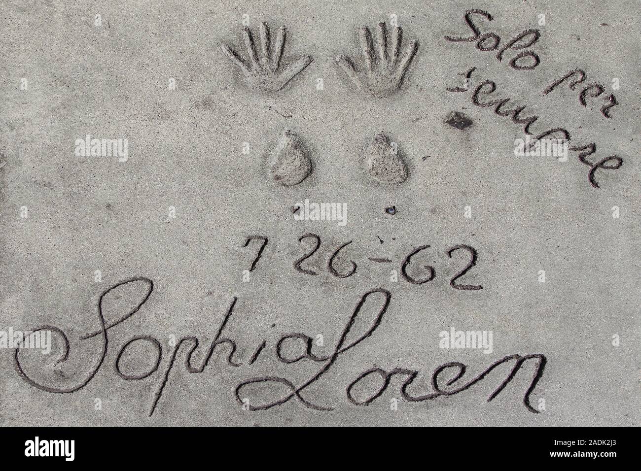 Los Angeles, California - 07 Settembre 2019: a mano e le orme di attrice Sophia Loren in Grauman's Chinese Theater e il piazzale antistante, Hollywood. Foto Stock