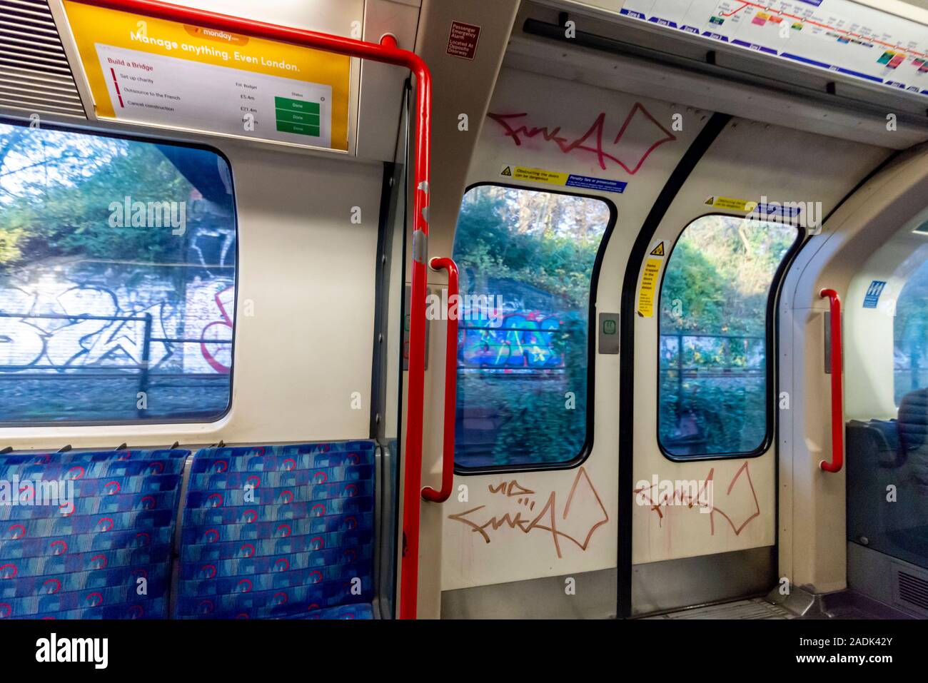 Graffiti all'interno di una metropolitana treno tubo di trasporto. Metropolitana Stazione ferroviaria con tag graffiti, tag. Il tagging Handstyle sulle porte del carrello Foto Stock