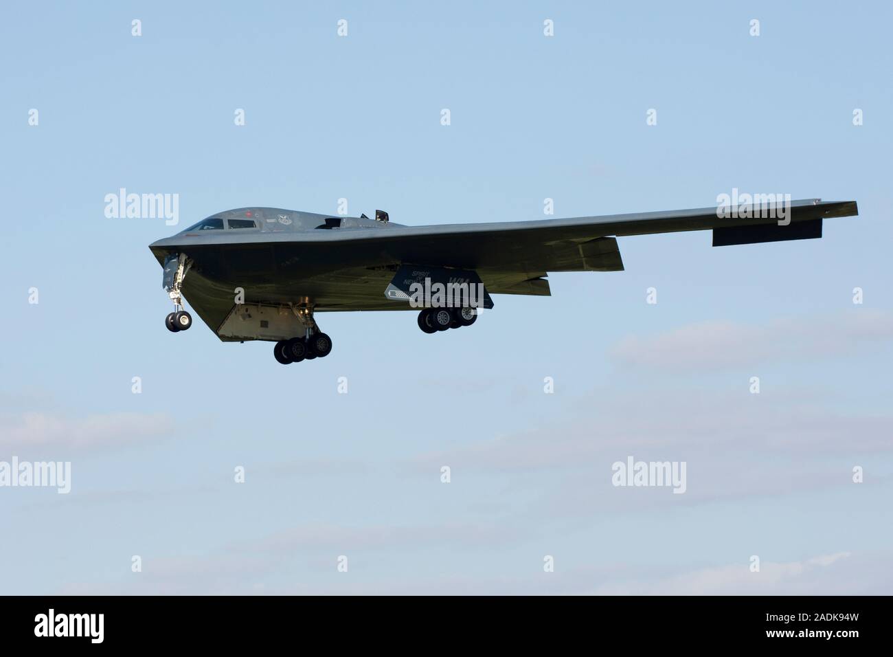 Northrop B-2uno spirito bombardiere stealth 82-1068 coded 'WM', chiamato lo spirito di New York, da 509a BW, in base Whiteman AFB visto in atterraggio a RAF Fairford Foto Stock