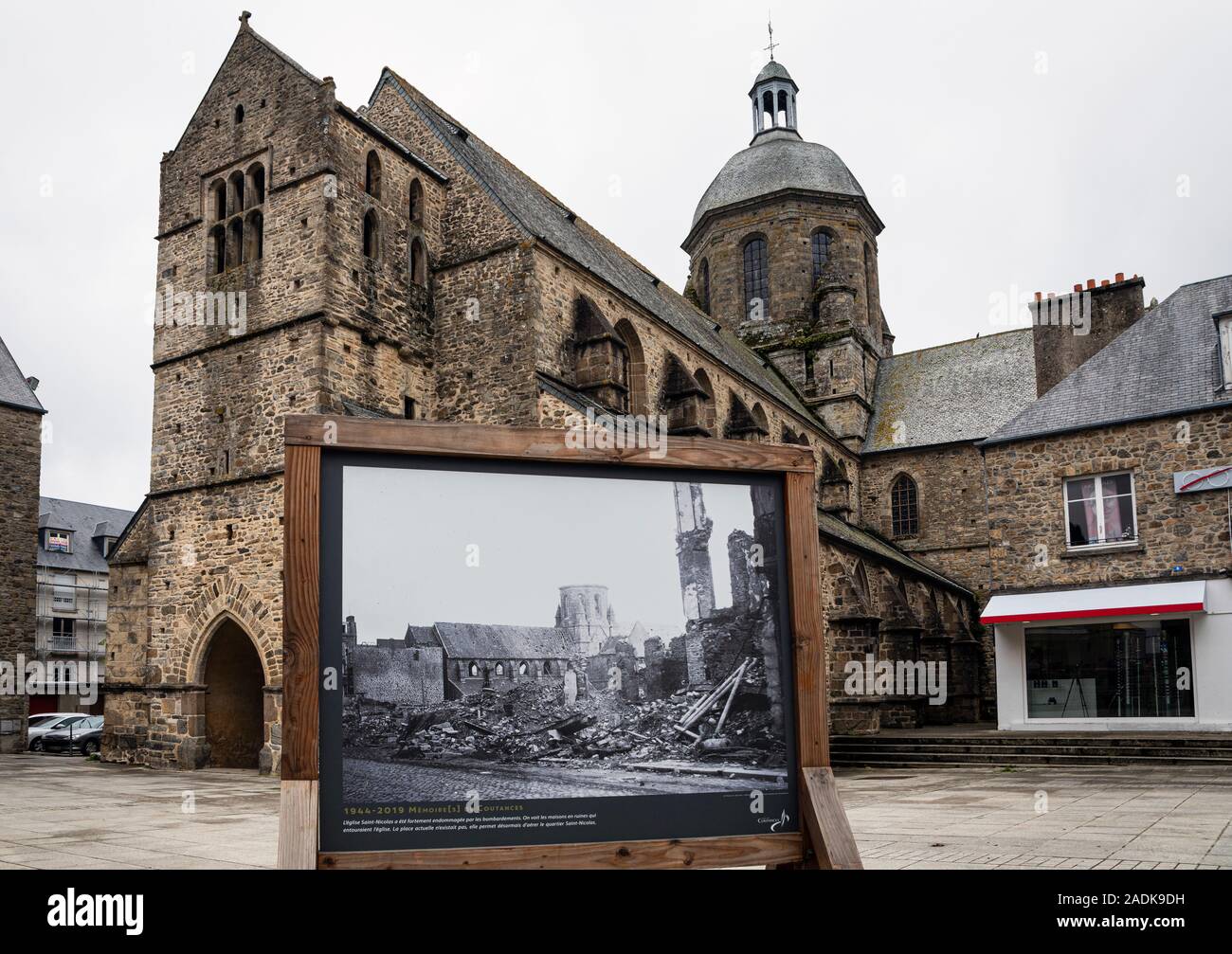 Chiesa di Saint Nicolas e il display mostra la seconda guerra mondiale bomba danni, Coutances, Normandia, Francia Foto Stock
