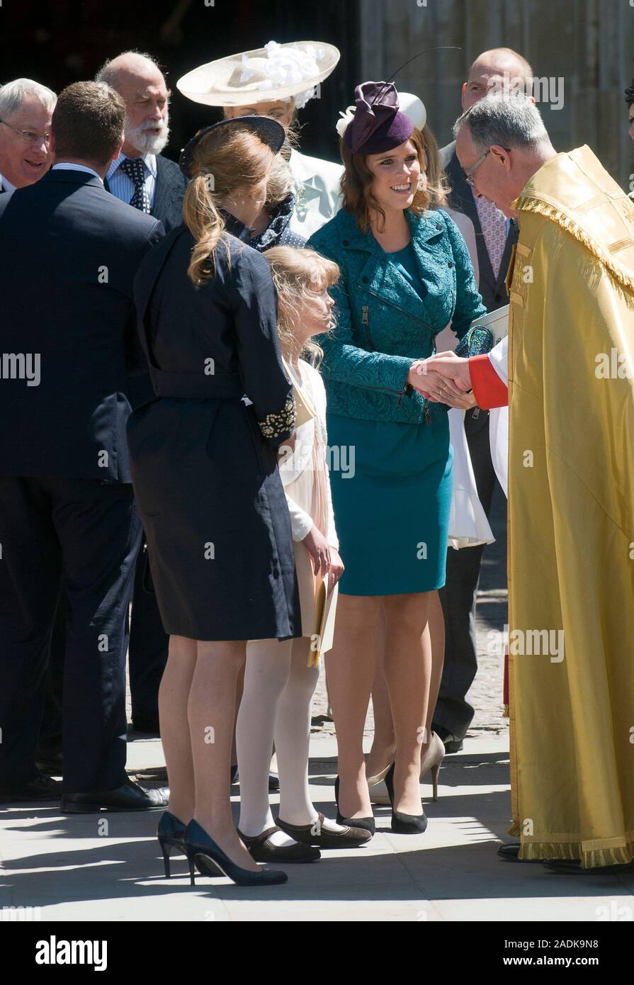 La principessa Eugenie e Beatrice con la signora Louise Windsor unisciti alla regina a Westminster Abbey per una cerimonia per commemorare il sessantesimo anniversario della sua incoronazione nel 1953. Accompagnata dal Duca di Edimburgo, il principe Carlo e la duchessa di Cornovaglia, il Duca e la Duchessa di Cambridge e gli altri membri della famiglia reale Giugno 2013. Foto Stock