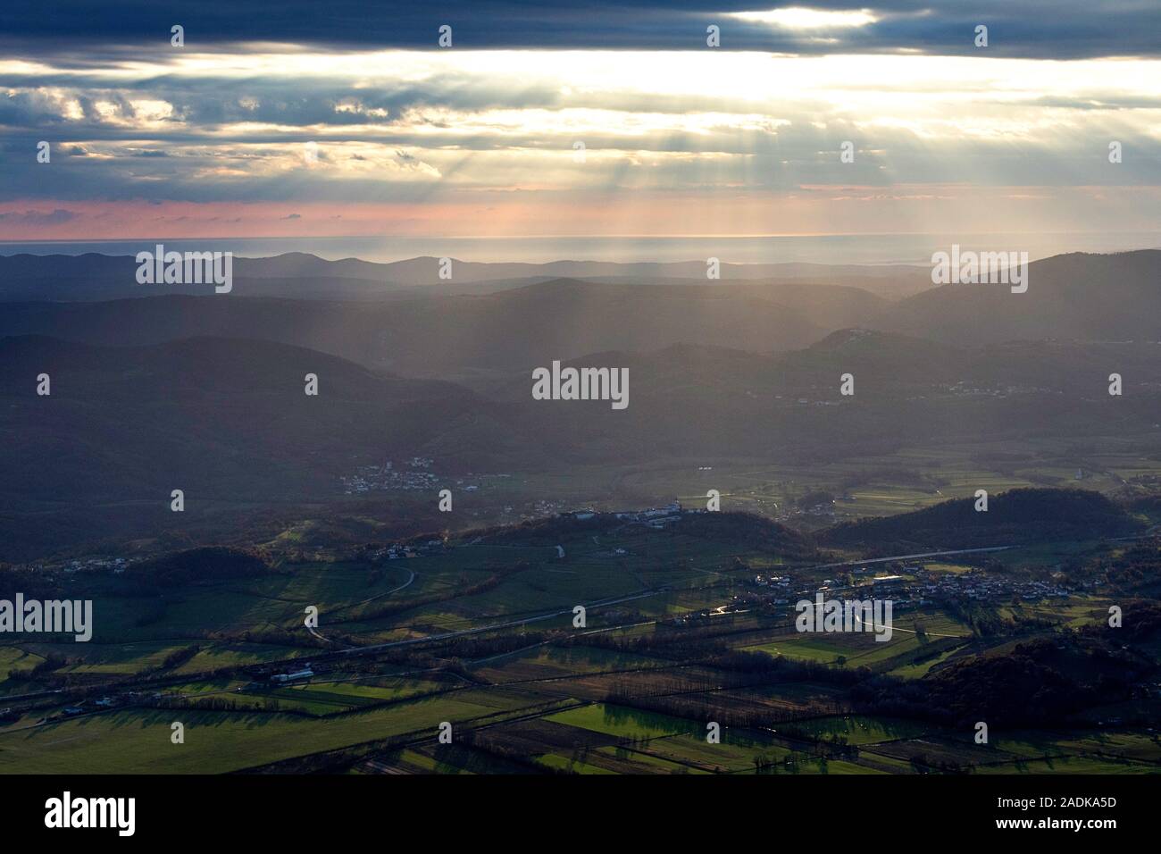 Vista in elevazione della città di Ajdovscina al tramonto colorato, Valle del Vipava, Slovenia Foto Stock