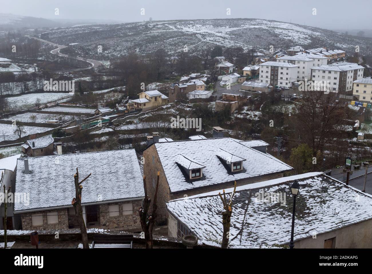 Le vecchie case di Puebla de Sanabria con neve, Castilla y Leon, Spagna Foto Stock