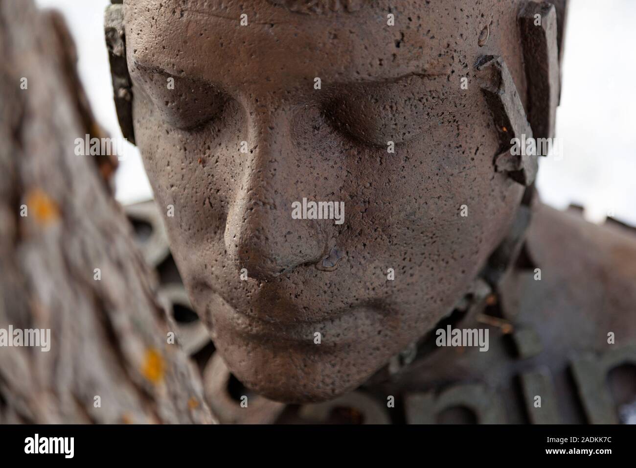 Umea, Norrland Svezia - 22 Ottobre 2019: Illustrazione dove statua abbracci alberi a Umedalen Foto Stock