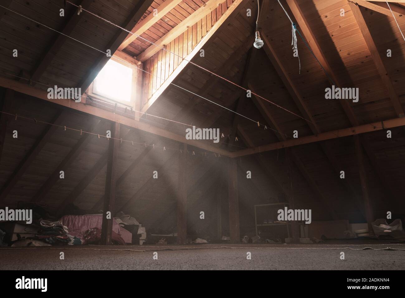Illuminare con mansarda con doghe in legno e la sorgente di luce in corrispondenza della finestra Foto Stock