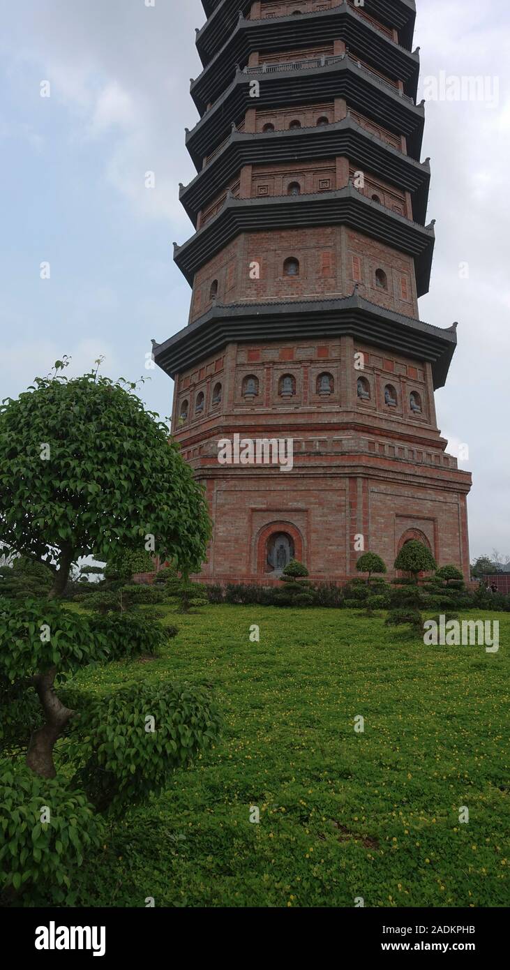 Una vista di una torre a Bai Dinh tempio spirituale e complesso culturale nei pressi di Ninh Binh, Vietnam Foto Stock