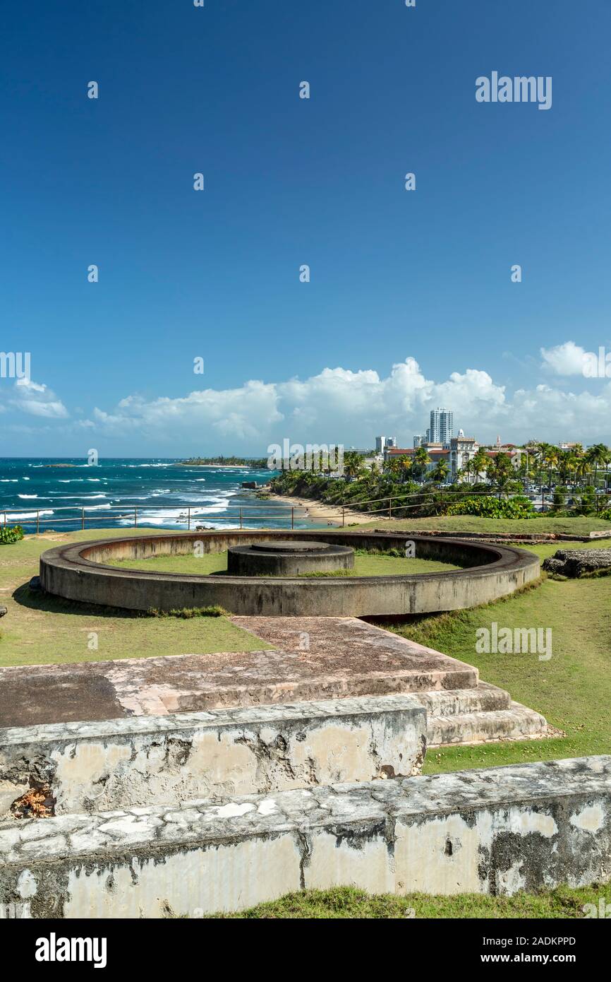 La Princesa batteria (primo piano), San Cristobal Castello (1765-1783) e moderni edifici, Sito Storico Nazionale di San Juan, la vecchia San Juan, Puerto Rico Foto Stock