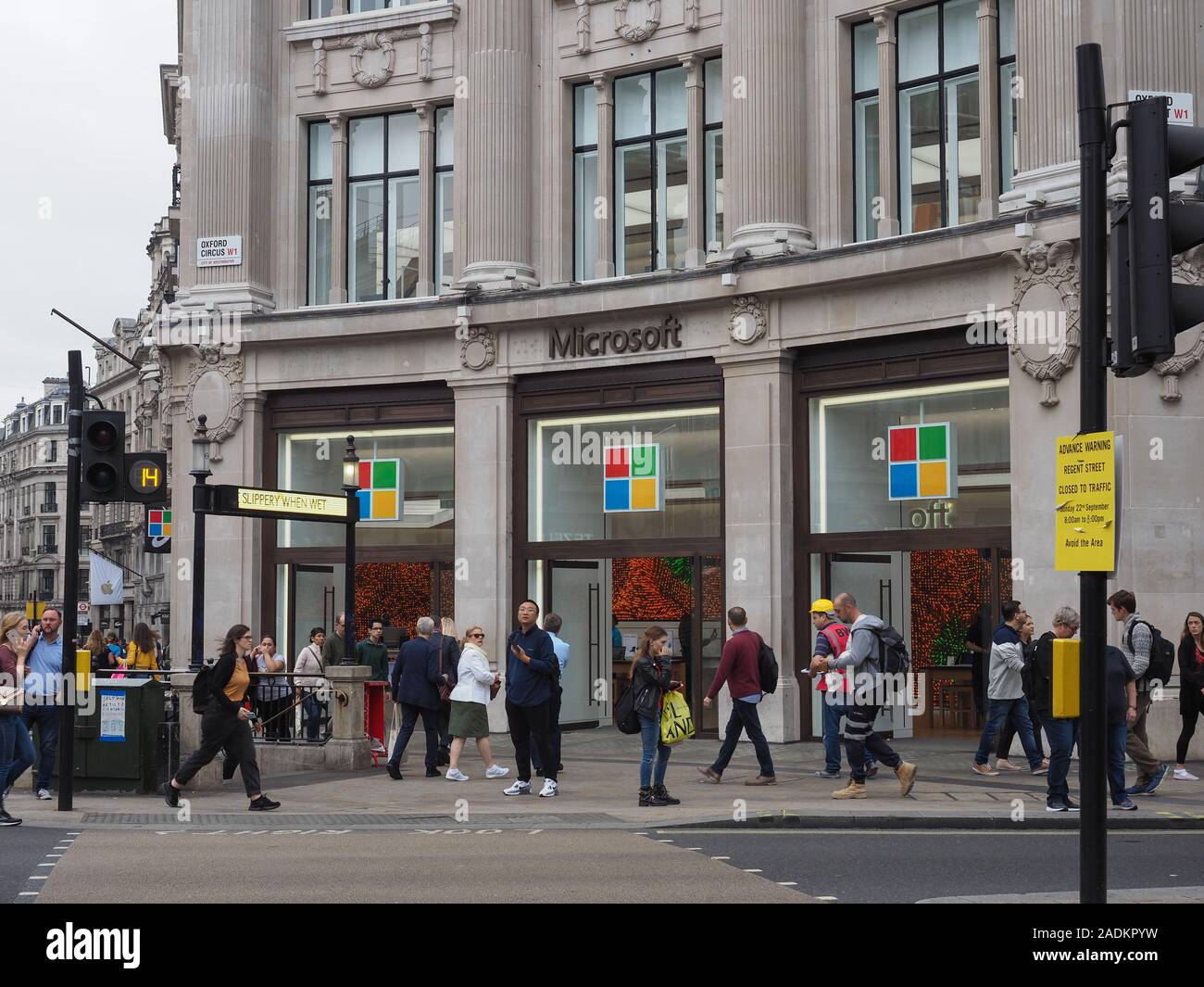 LONDON, Regno Unito - CIRCA NEL SETTEMBRE 2019: Microsoft storefront in Oxford Circus Foto Stock