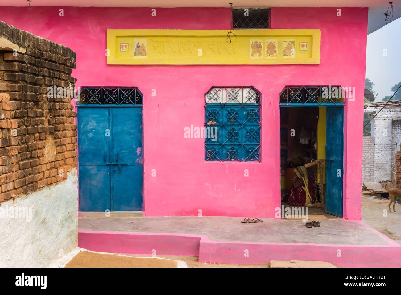 Colorata little case nel centro di Orchha, India Foto Stock