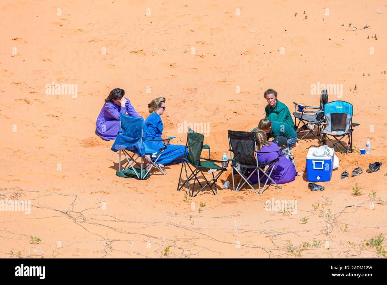 Picnic in famiglia al Coral Pink Sand Dunes State Park vicino a Kanab, Utah Foto Stock