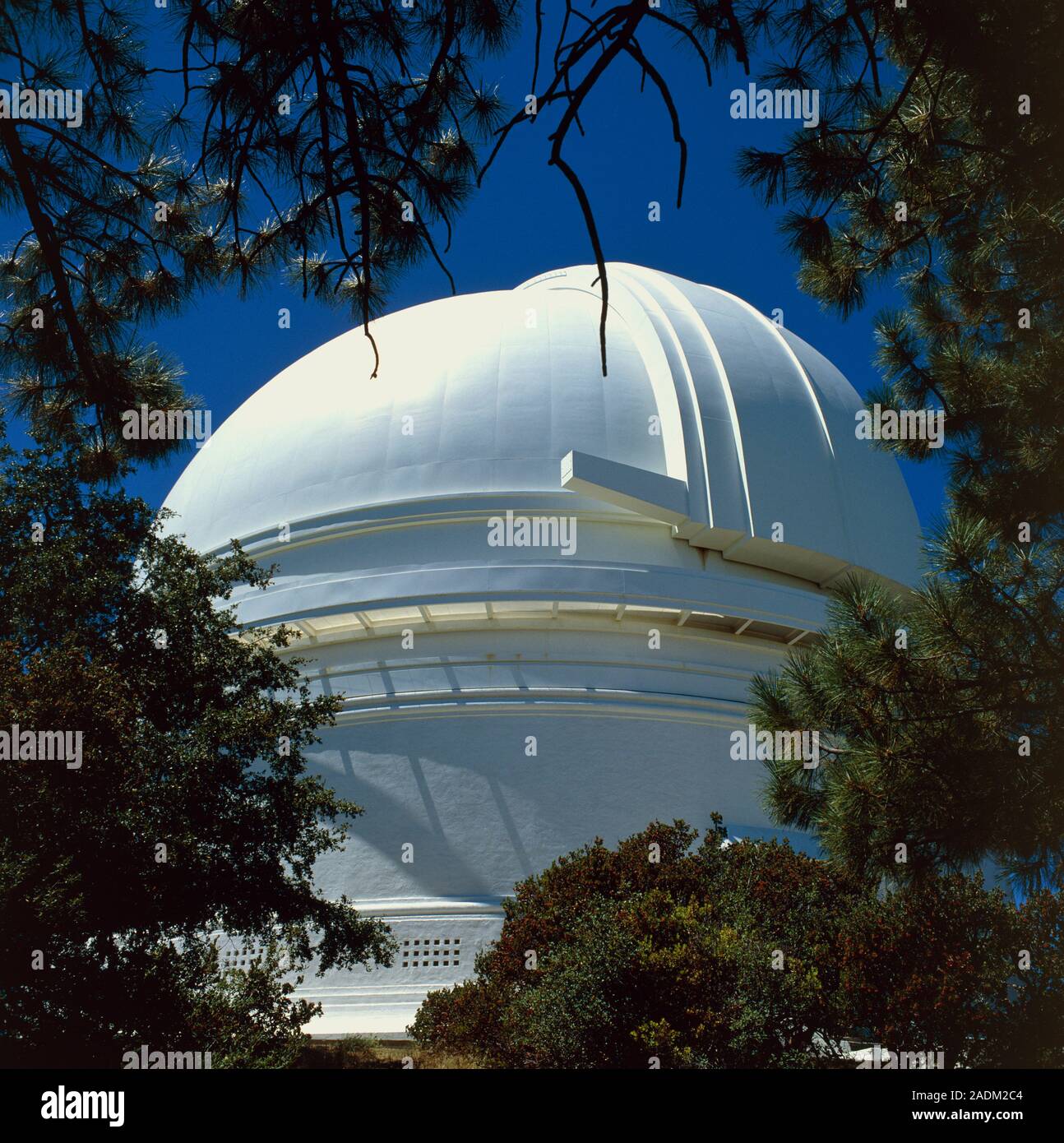 Telescopio Hale. Vista della cupola di 5 metri (200 pollici) Hale telescope  sul Monte Palomar, California, Stati Uniti d'America. Quando questo  specchio riflettente telescopio fu Foto stock - Alamy