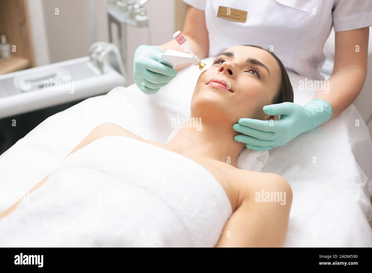 Bella donna cerca rilassata durante il fresco ossigeno procedura di sollevamento Foto Stock