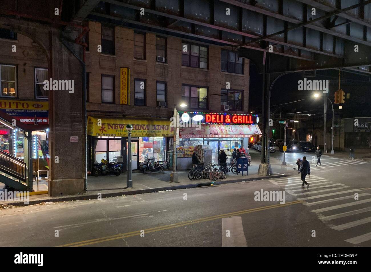 New Utrecht Avenue sotto la metropolitana sopraelevata tracce nella Borough Park quartiere di Brooklyn, New York. Foto Stock
