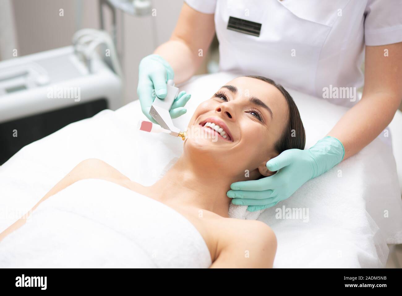 Client eccitato sorridente durante il fresco ossigeno procedura di sollevamento Foto Stock