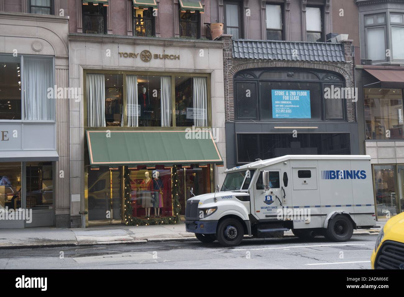 Negozi di fascia alta e negozi lungo Madison Avenue in The Lenox Hill quartiere a nord del centro cittadino di Manhattan, New York City. Foto Stock