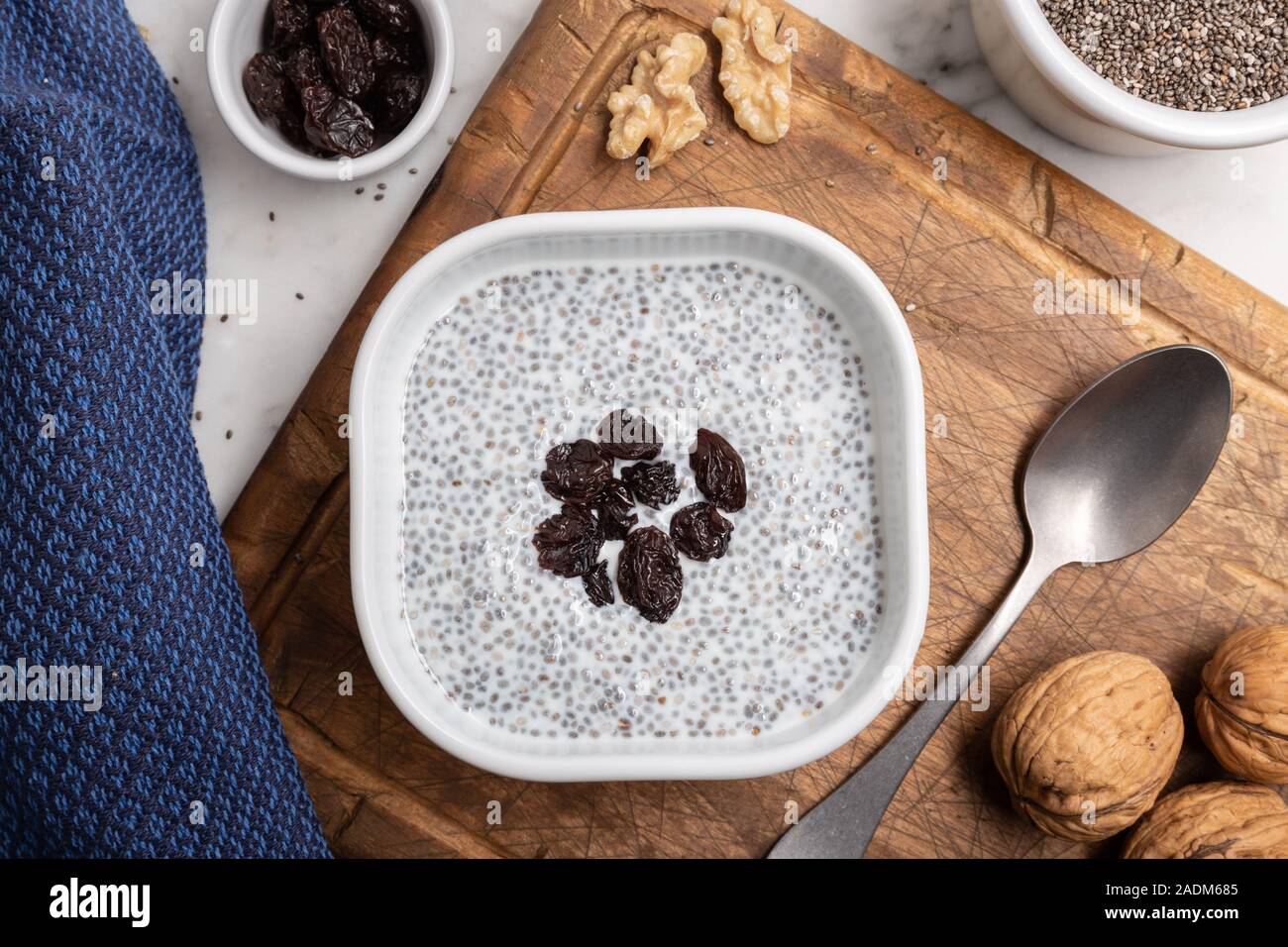 Semi di Chia con latte e uvetta. Budino di Chia sul tavolo. Super cibo. Vista superiore Foto Stock Semi di Chia con latte e uvetta. Budino di Chia sul tavolo. Super cibo. Vista superiore Foto Stock