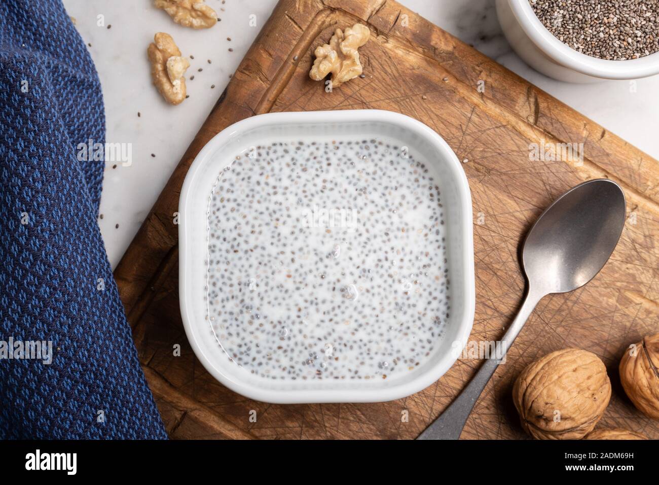 Semi di Chia con il latte. Budino di Chia sul tavolo. Super cibo. Vista superiore Foto Stock Semi di Chia con il latte. Budino di Chia sul tavolo. Super cibo. Vista superiore Foto Stock
