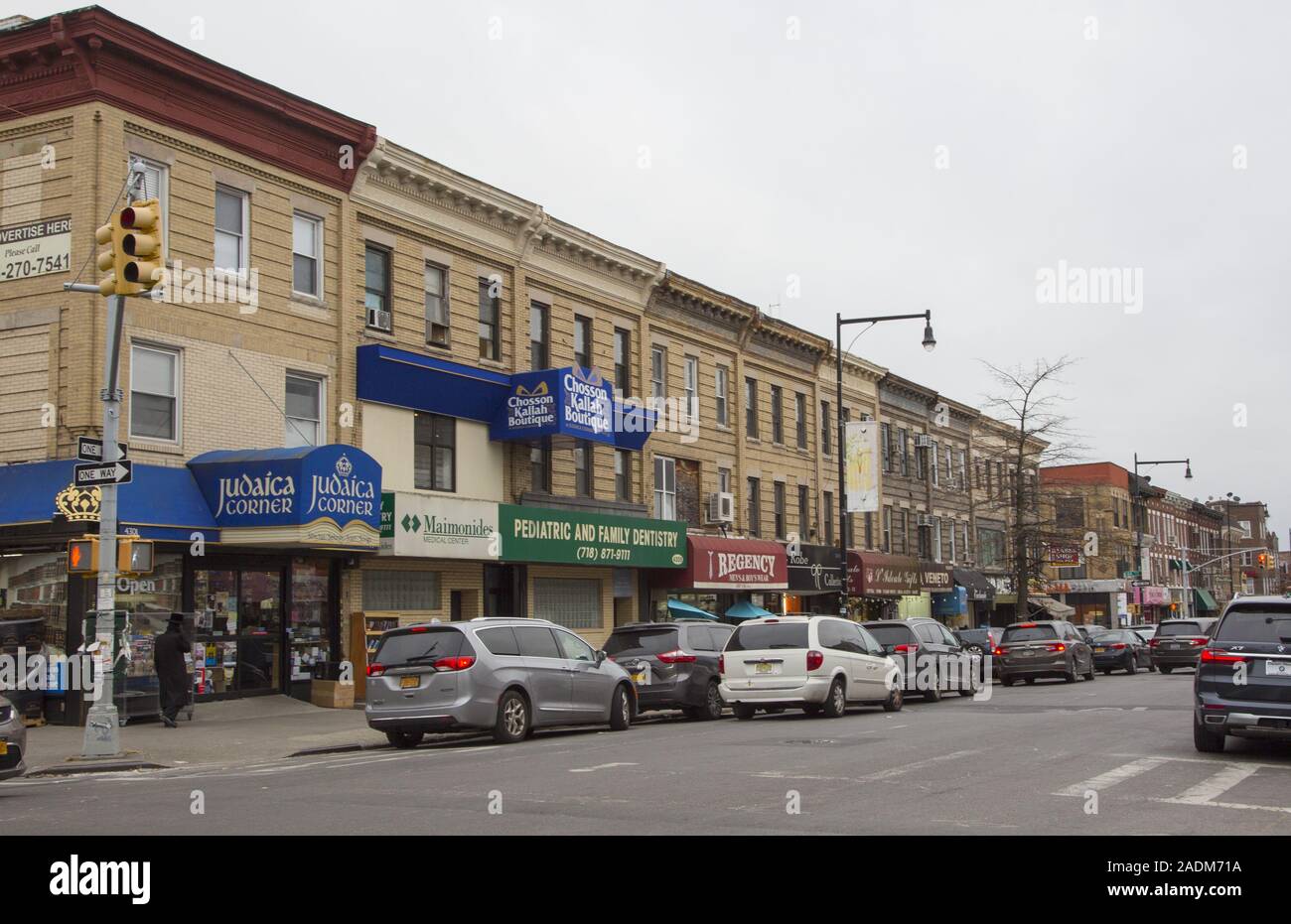 13 Avenue a Borough Park Brooklyn è prevalentemente un ortodosso quartiere Ebreo con molti segni in ebraico come pure in inglese. Foto Stock