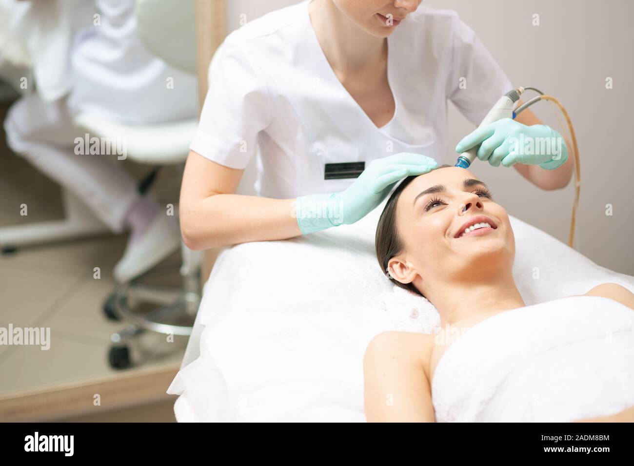 Attenzione cosmetologo nutrire la pelle dei suoi clienti Foto Stock