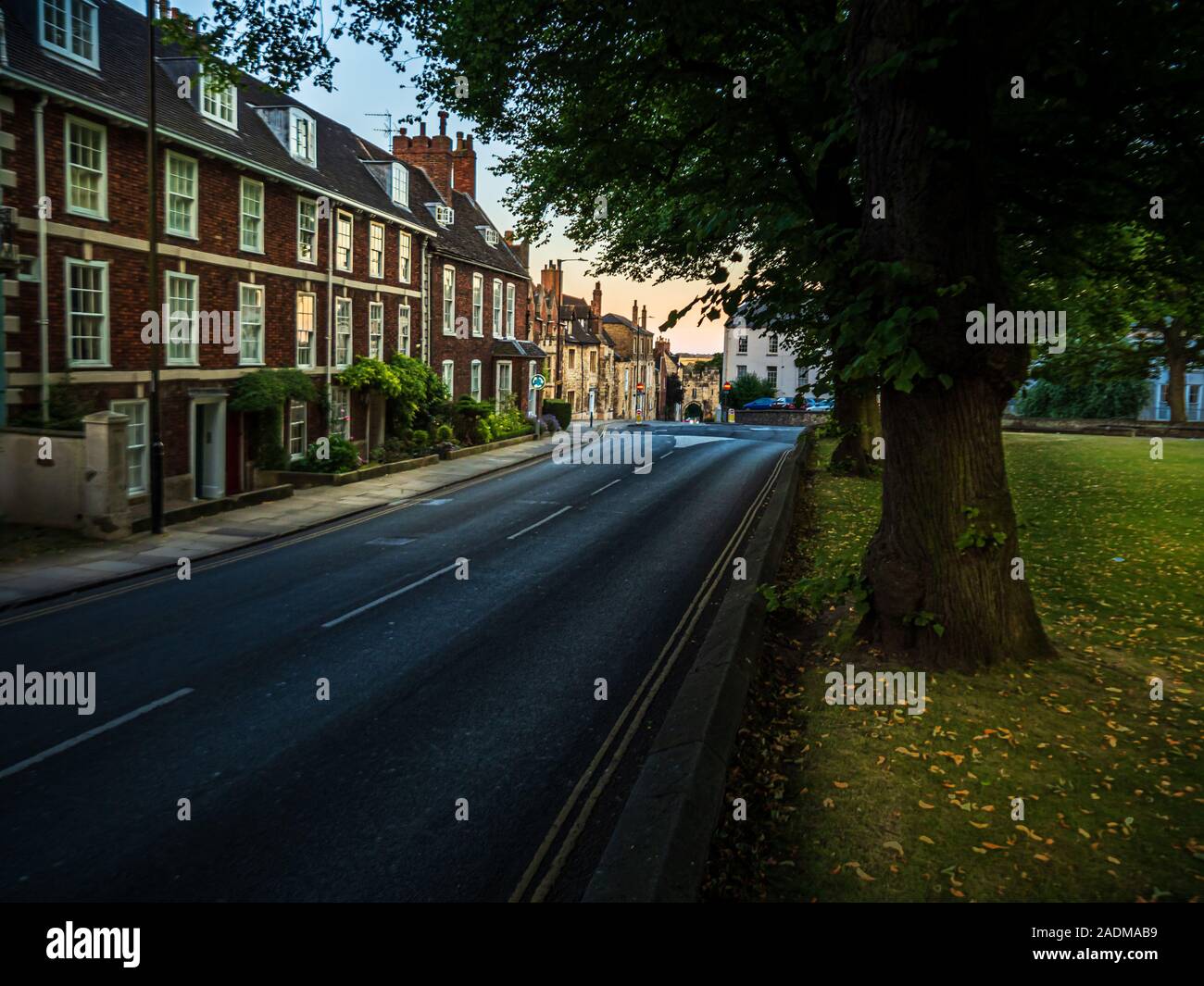 Le vecchie strade medievali e la cattedrale verde di Lincoln, Regno Unito Foto Stock