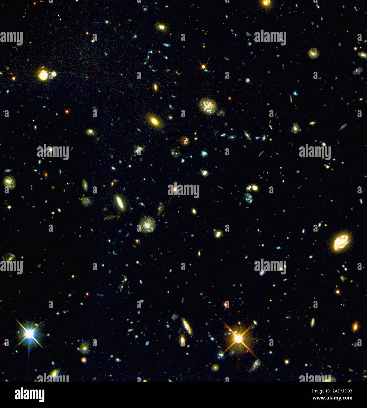 Galassie lontane. Telescopio Spaziale Hubble (HST) deep-visualizza immagine di diverse migliaia di mai visto prima estremamente distanti galassie. Questa è la più profonda v Foto Stock