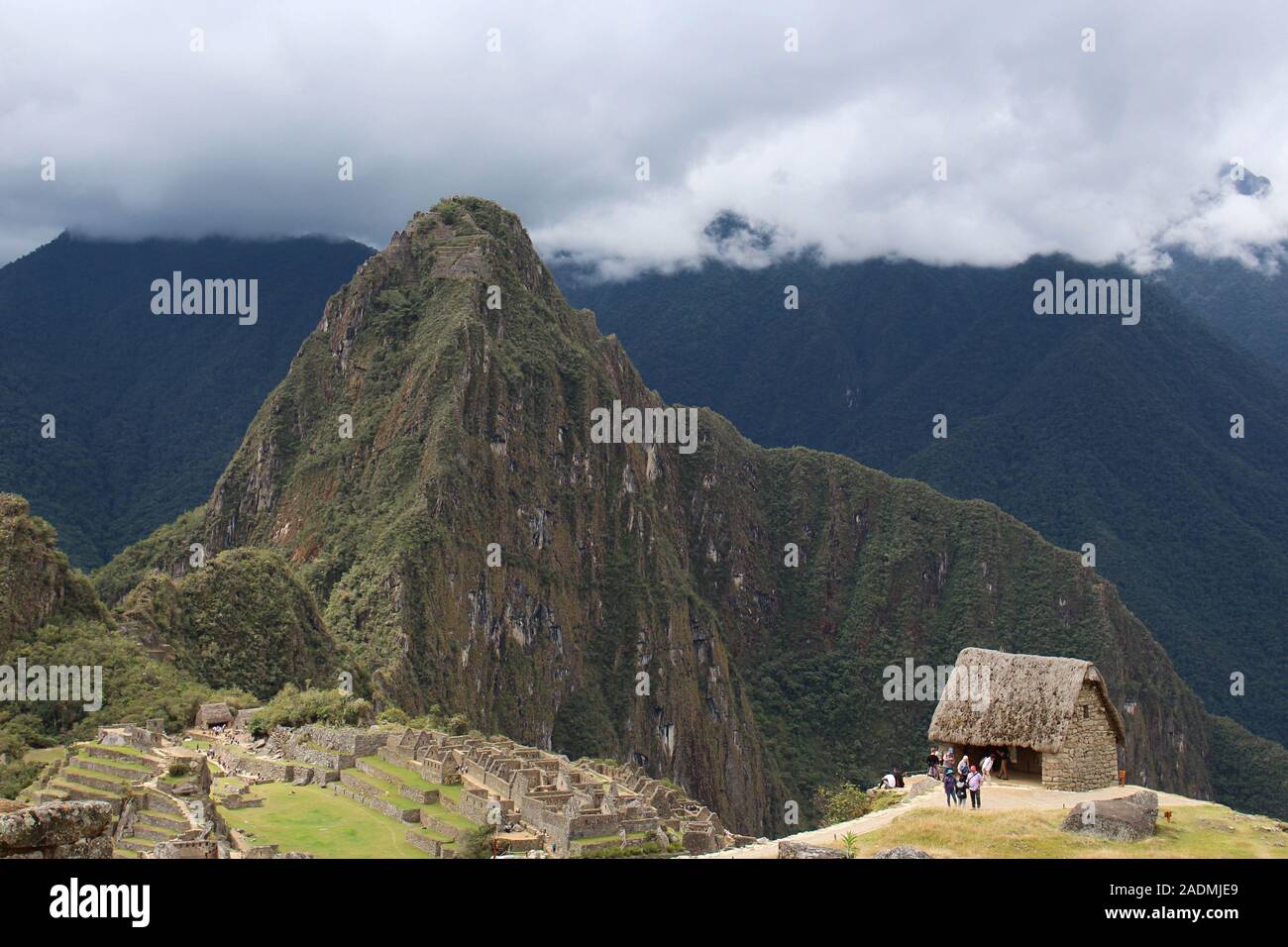 Una veduta aerea della sezione posteriore del Machu Picchu con gli edifici astronomici sulla cima di Huayna Picchu in background in Perù Foto Stock