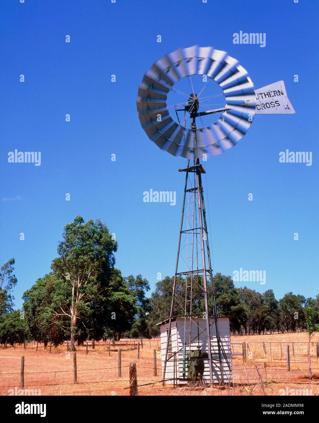 Pompa di vento. Un agricolo turbina eolica utilizzati per pompare acqua al  di fuori del terreno per irrigare le colture vicine. Fotografato vicino a  Bindoon, Australia Foto stock - Alamy