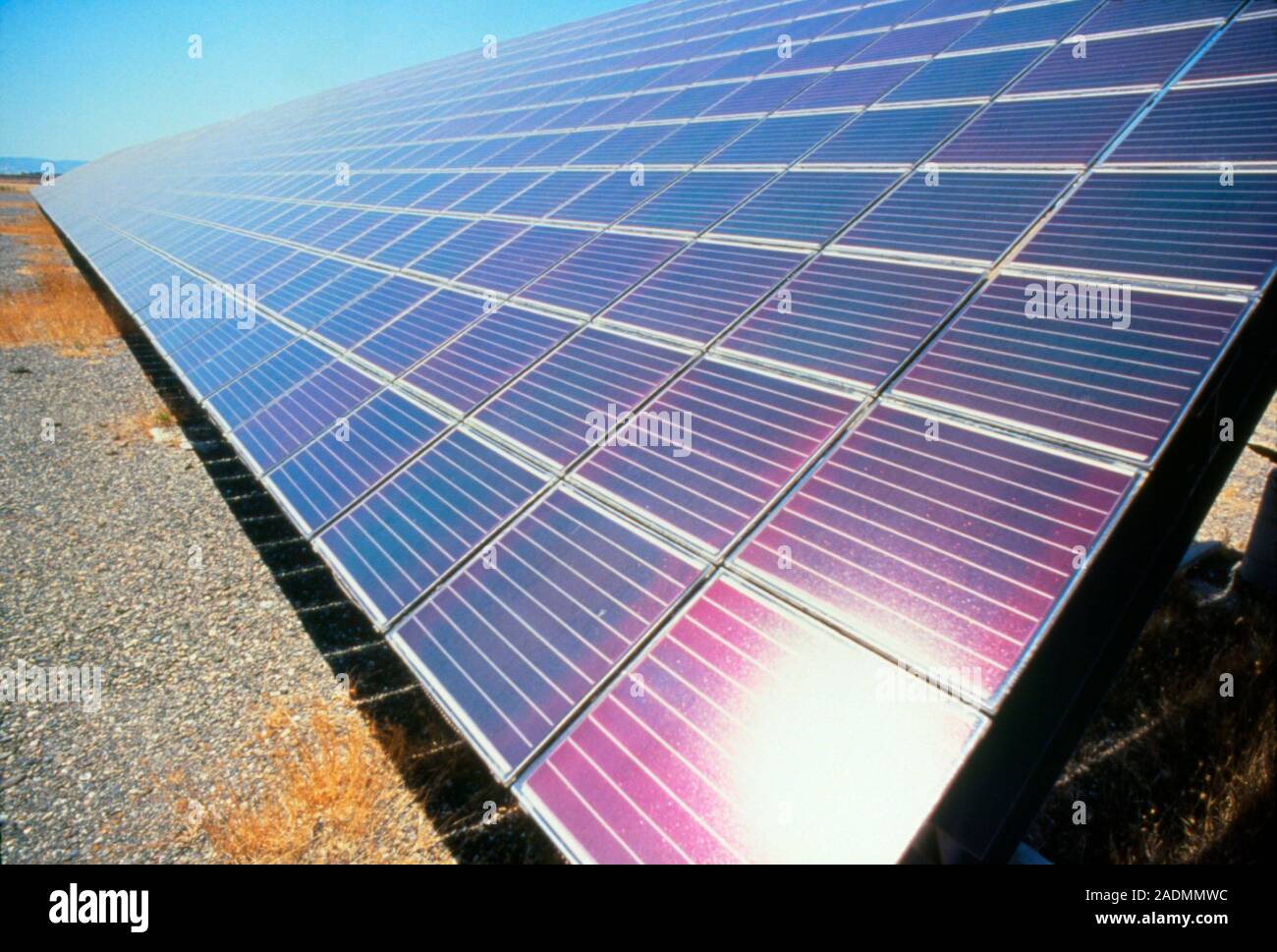 Energia solare stazione. Vista di uno dei pannelli solari al Davis solar power  station, California. Gli array utilizzati qui sono chiamati film sottile  photovolt Foto stock - Alamy