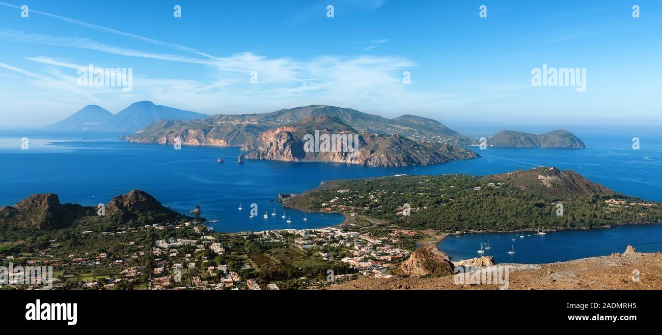 Vista panoramica di Vulcano e di Lipari Isole Eolie, Italia Foto Stock