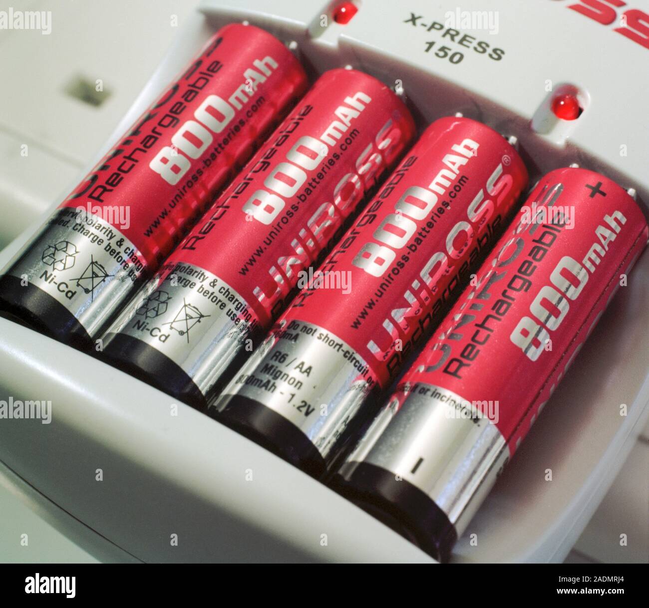 Batterie in carica. Batteria ricaricabile al nichel-cadmio (Ni-Cad) delle  batterie in un caricabatterie Foto stock - Alamy