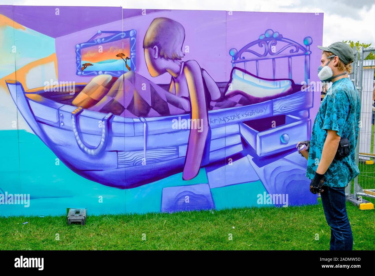 Un artista è raffigurato in Bristol come egli inizia la creazione di illustrazioni per il festival.Upfest è il più grande d'Europa libera street art & graffiti festival 29-7-17 Foto Stock