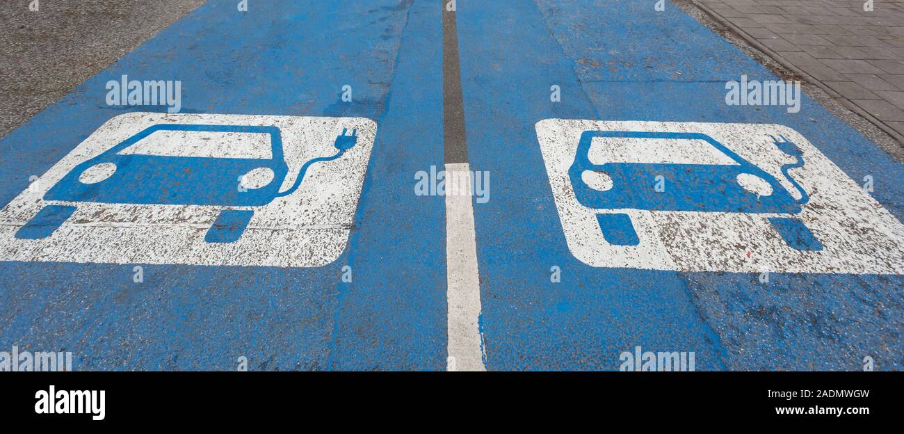 Parkplatz mit Ladestation für Elektroautos Foto Stock