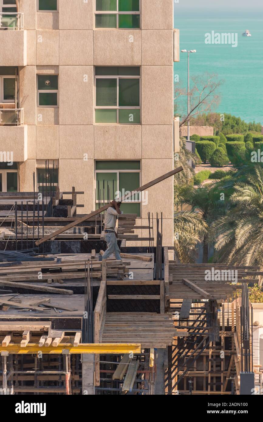 Un edificio in costruzione nel centro di Kuwait City affacciata sul mare Foto Stock