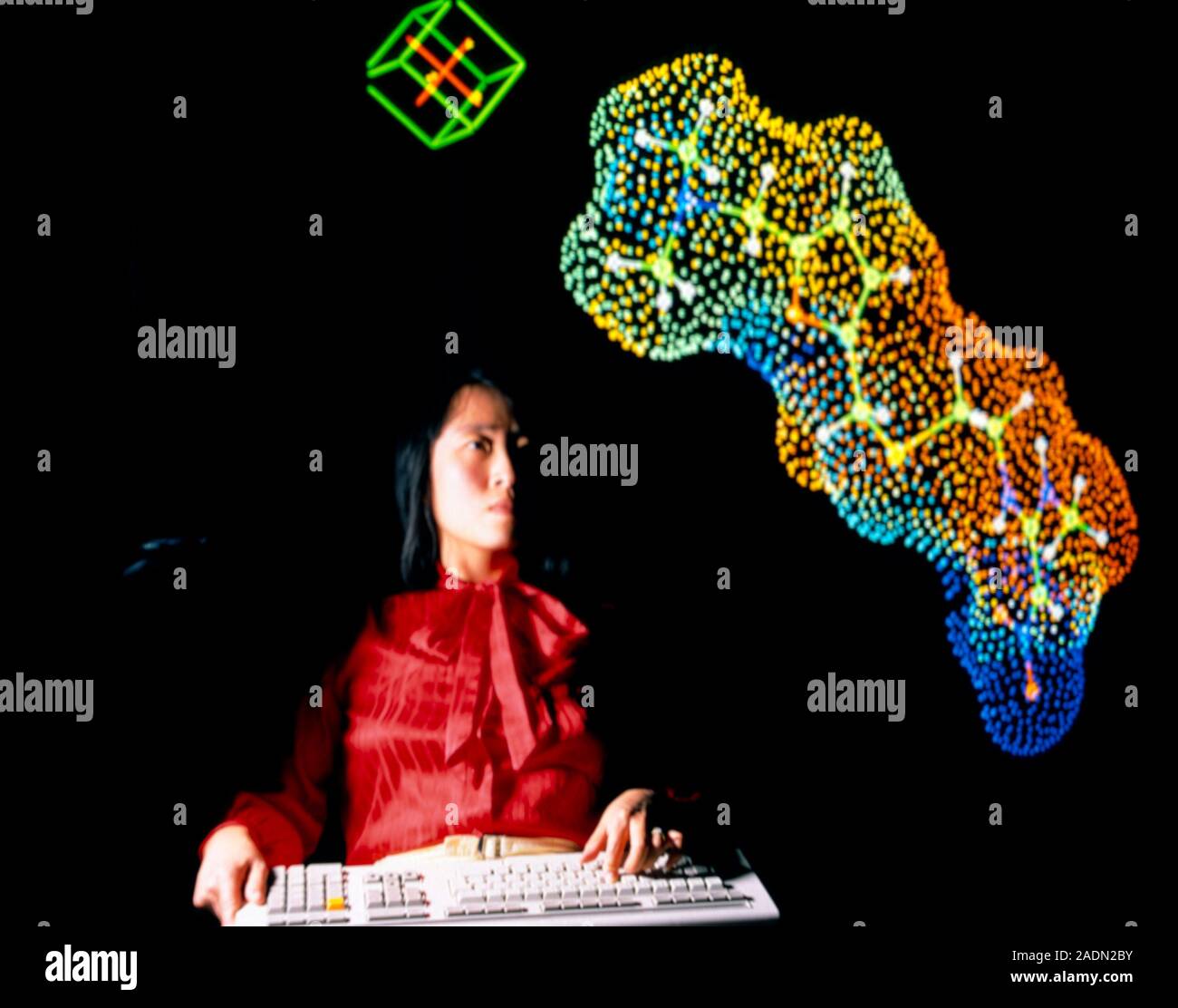 Modello rilasciato: Informatizzato di modellazione molecolare. Uno scienziato utilizzando un computer per manipolare un modello grafico di una molecola. La struttura del molec Foto Stock