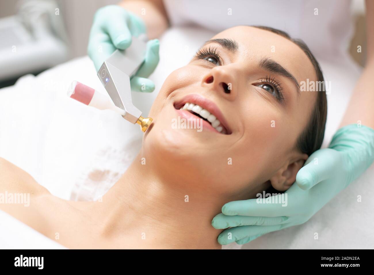 Excited donna sorridente e ottenere ossigeno fresco sollevare Foto Stock