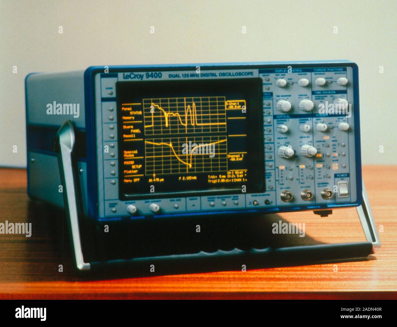 Un moderno oscilloscopio digitale, fabbricato da Lecroy, uno strumento  diagnostico comprendente un tubo a raggi catodici (CRT - a sinistra), un  tempo base e amplificatori Foto stock - Alamy