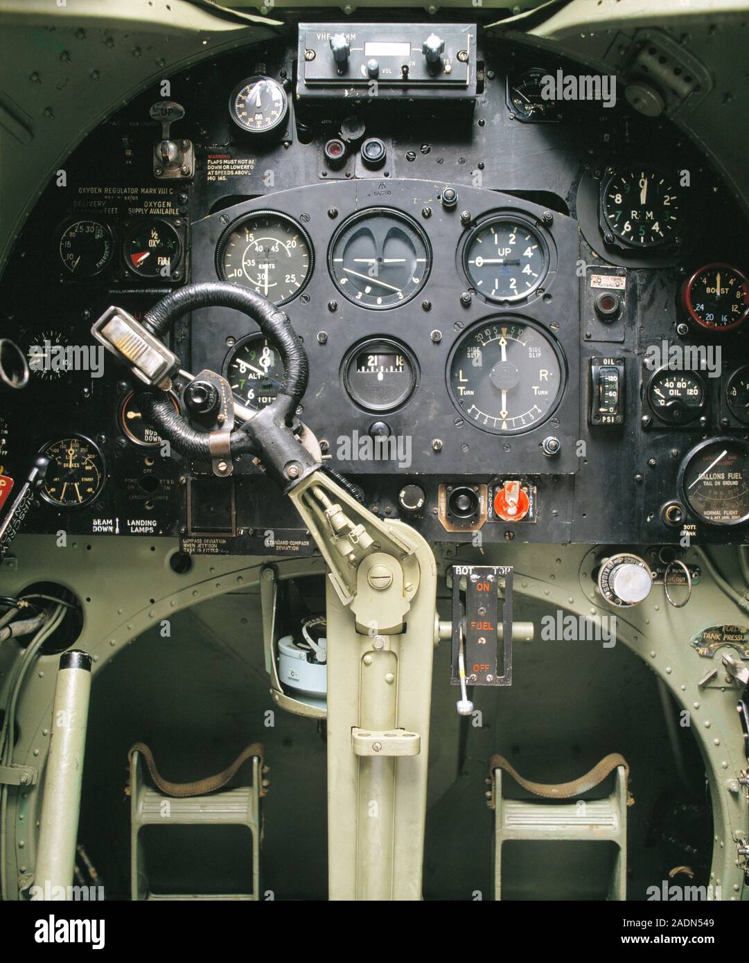 Controlli del cockpit di un British Spitfire aereo da combattimento. Il controller principale è il joystick (al centro a sinistra al centro fondo), che controlla la direzione di rotazione Foto Stock
