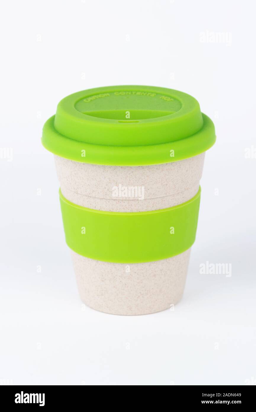 Un caffè riutilizzabile cup shot su uno sfondo bianco. Foto Stock