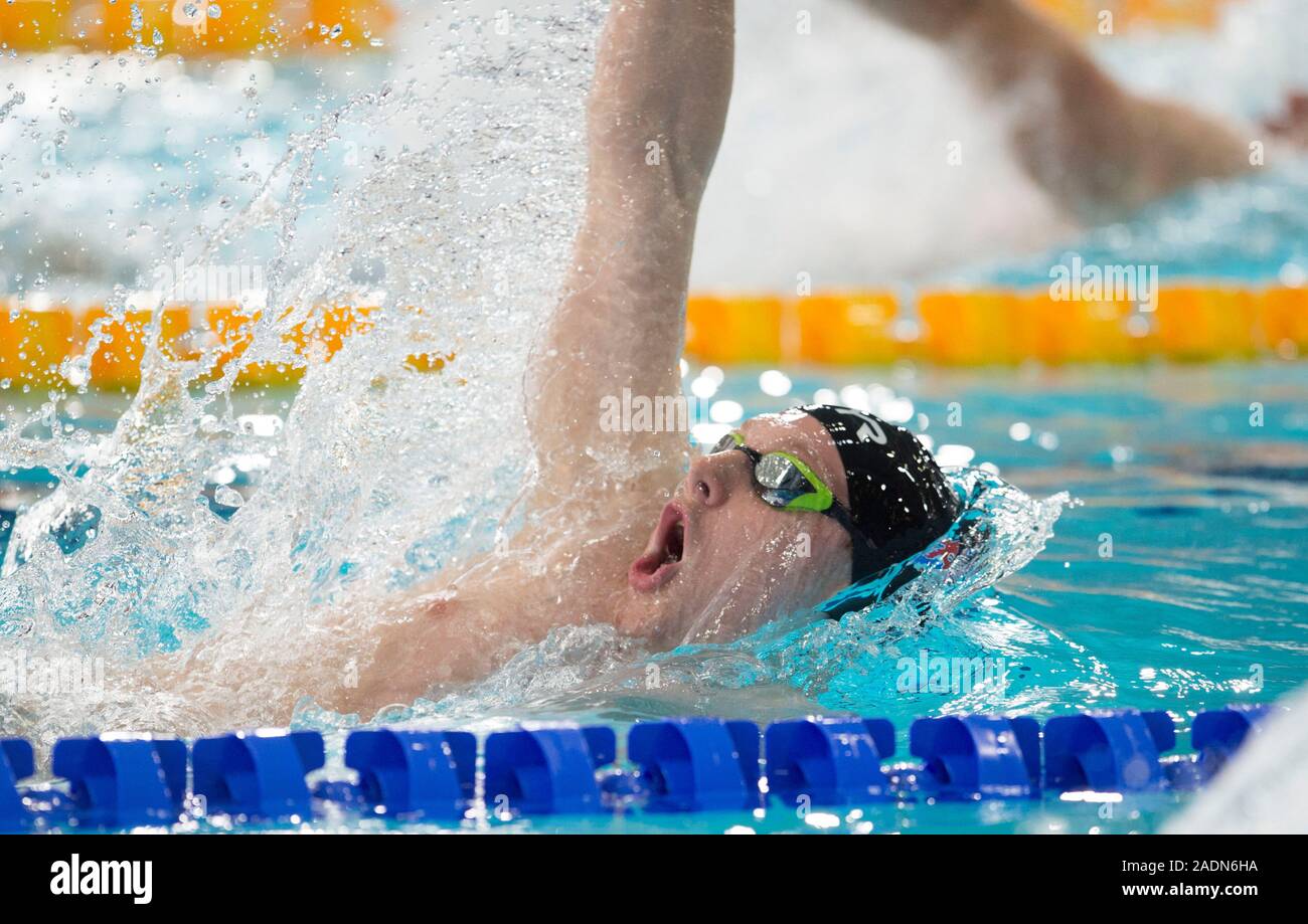 Gran Bretagna Luca Greenbank competere nel finale di Uomini 200m dorso durante il European Short Course Swimming Championships a Tollcross International centro nuoto, Glasgow. Foto Stock