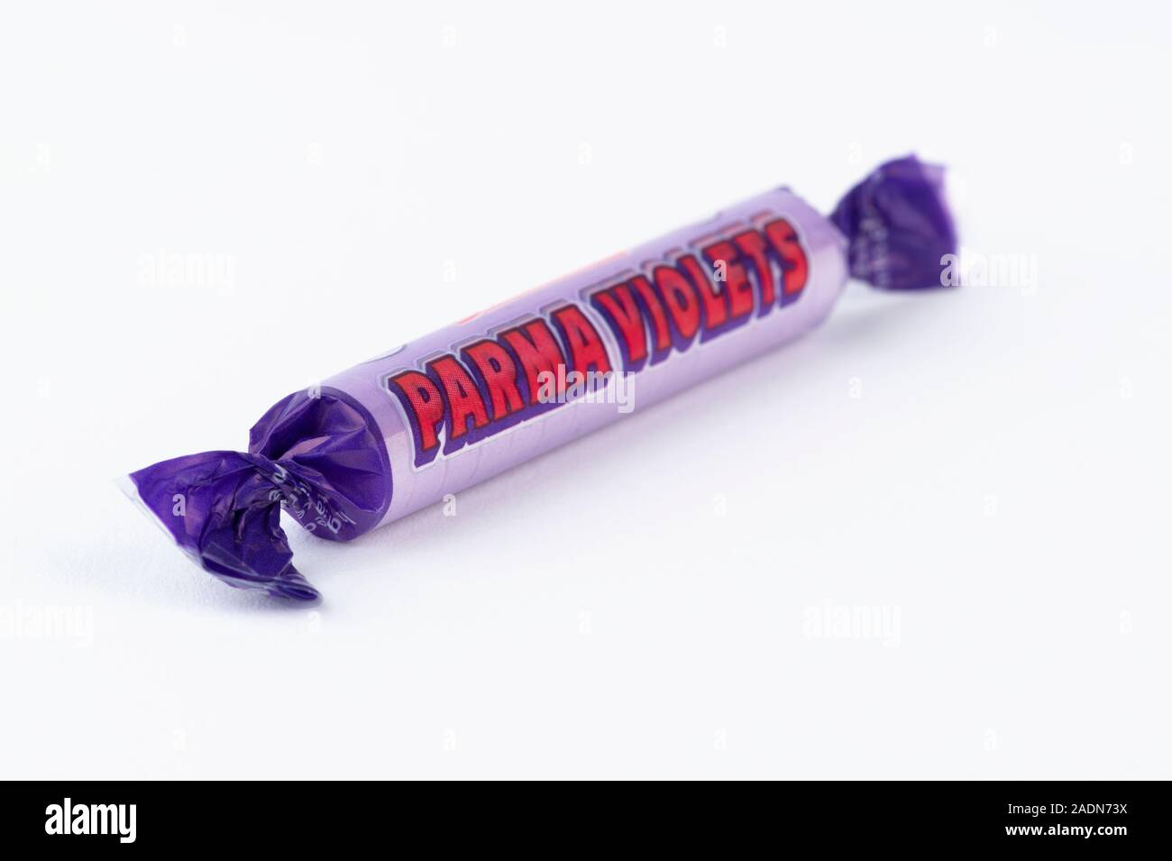 Un pacchetto di Parma Swizzels violette shot su uno sfondo bianco. Foto Stock