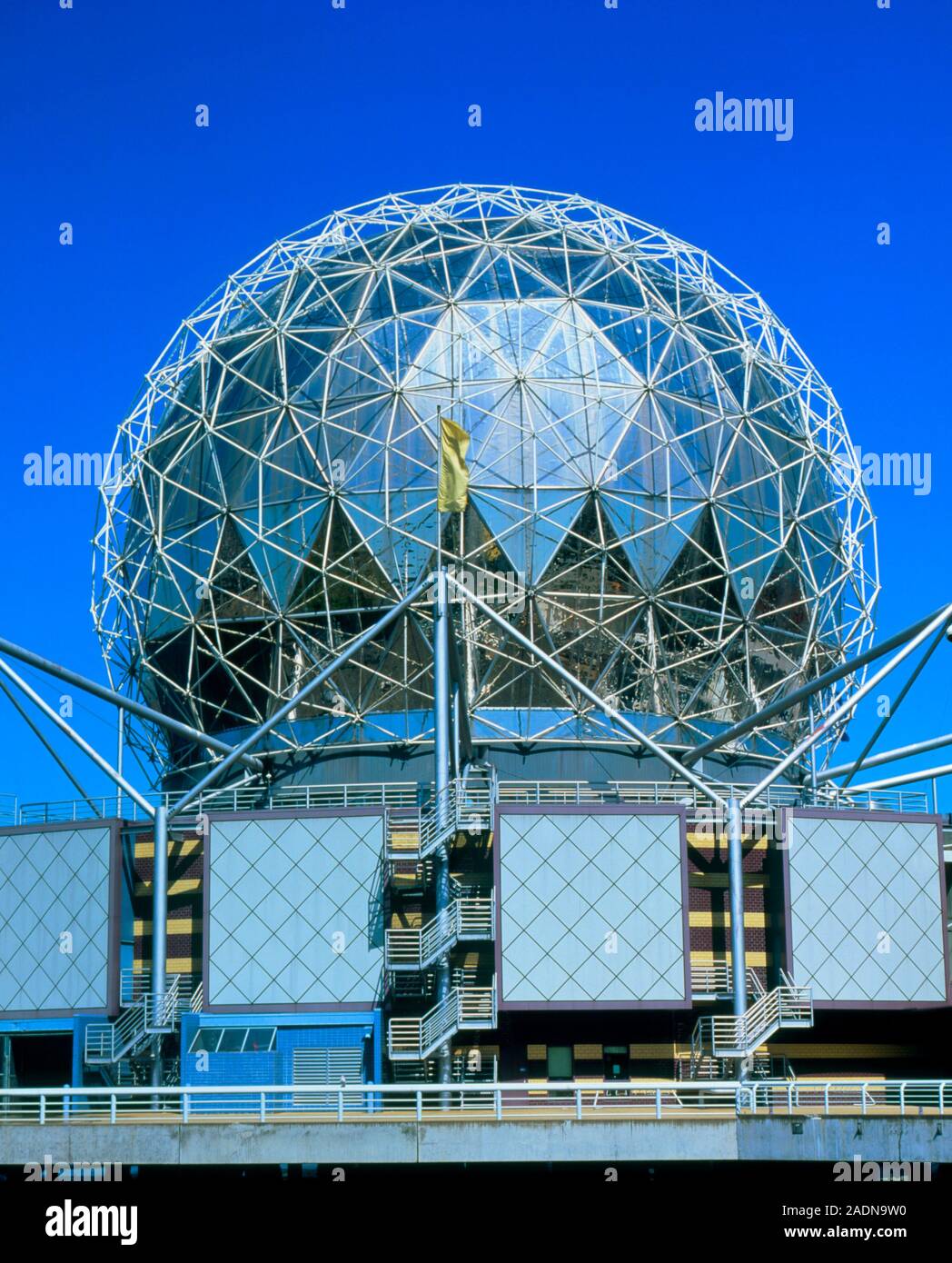 Architettura contemporanea. Vista della cupola geodetica della scienza di  Vancouver Centro Mondiale in Canada. La cupola geodetica è stato inventato  da Richard Buckmi Foto stock - Alamy