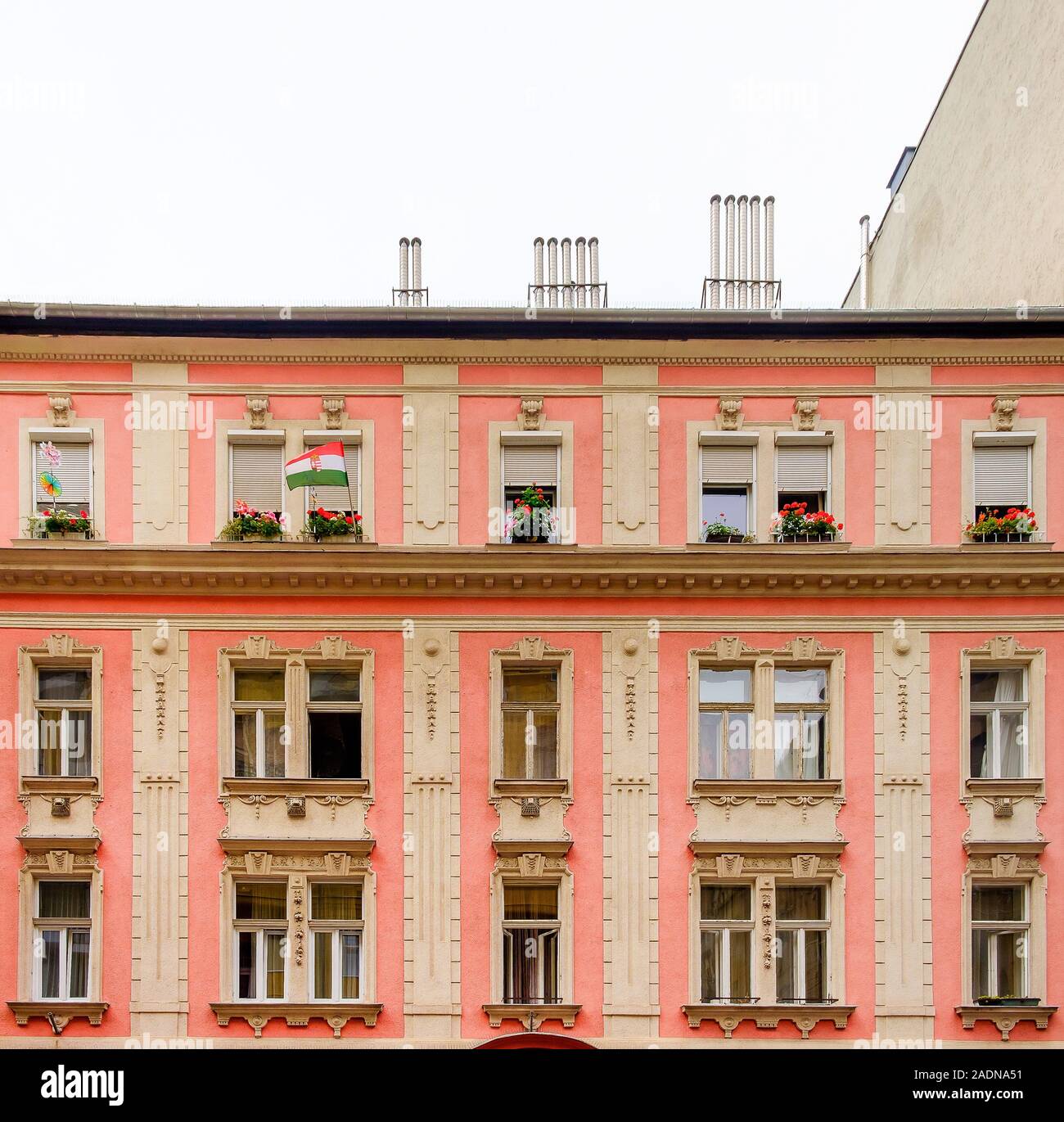 Budapest, Ungheria, ago 2019, vista della parte superiore di un edificio di colore rosa Foto Stock