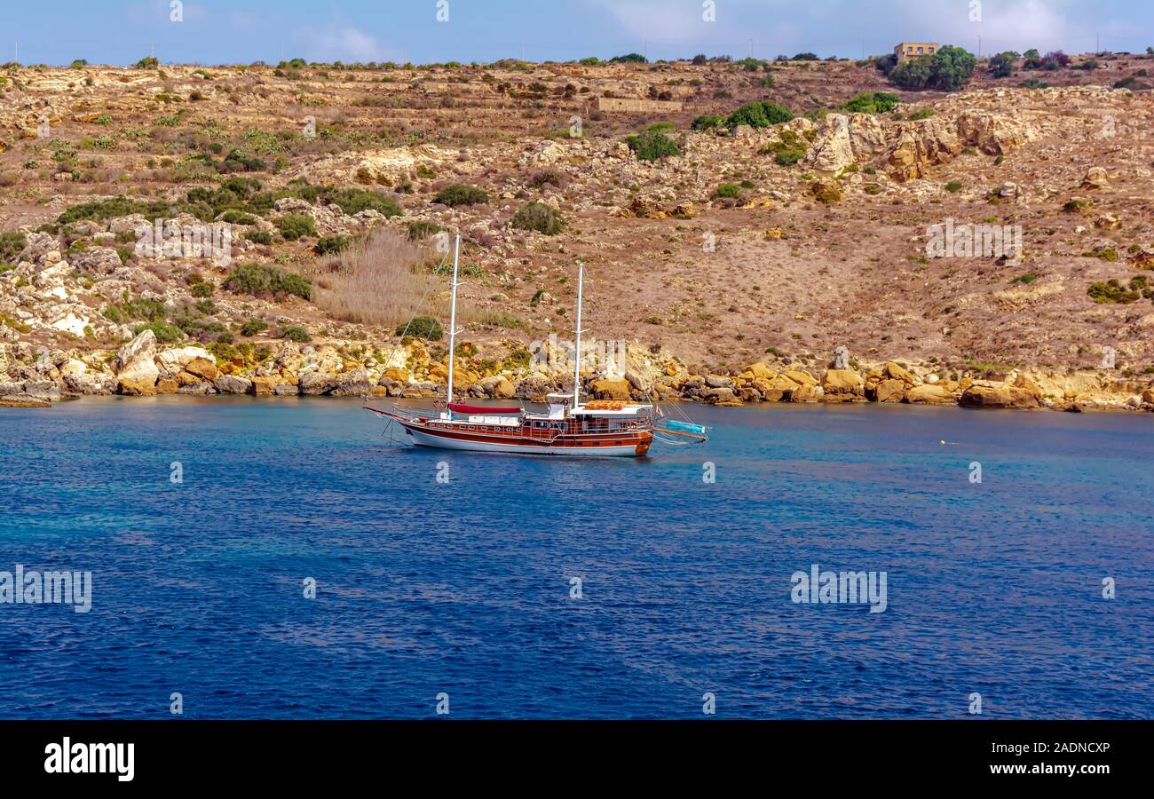 Drifting nave vicino all'Isola di Gozo, Malta Foto Stock