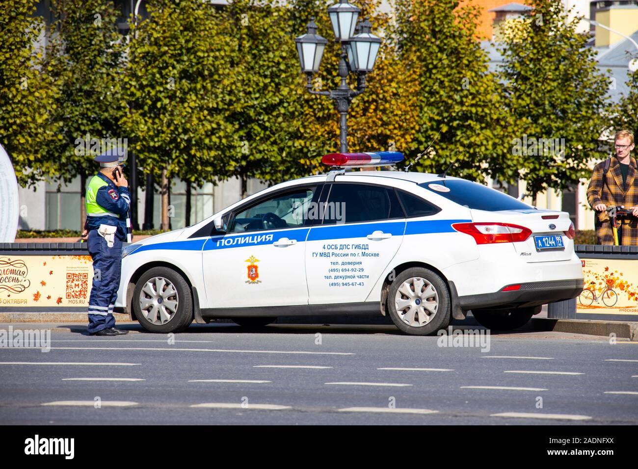 Poliziotto e auto della polizia a Mosca, Russia Foto Stock