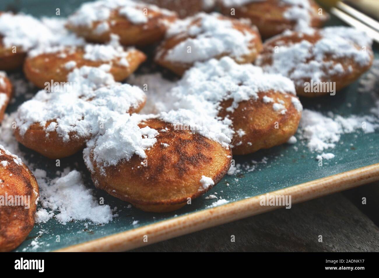 "Poffertjes', un tradizionale olandese di pastella piatto di trattare simili a piccoli, soffici pancake, servita con zucchero a velo e il burro Foto Stock
